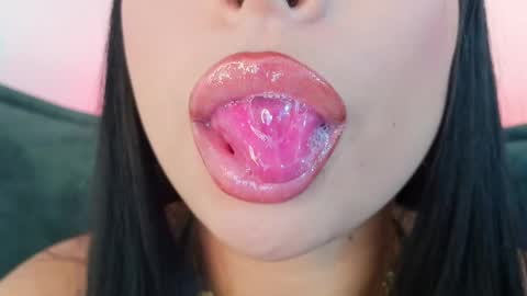 Mia online show from April 8, 7:28 pm