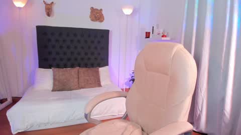 Mia online show from December 4, 12:46 am