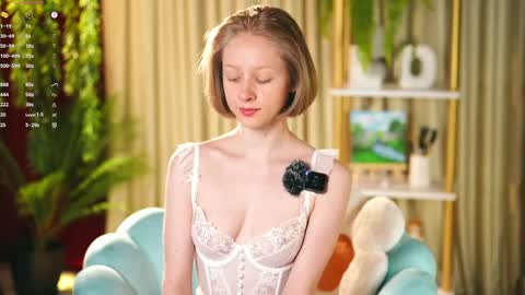 Mia online show from April 7, 4:42 pm