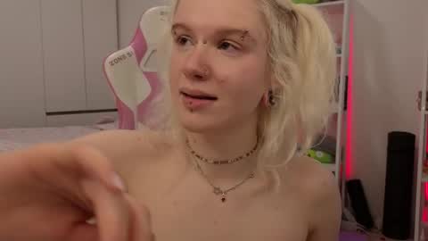 Mia online show from March 3, 7:26 am