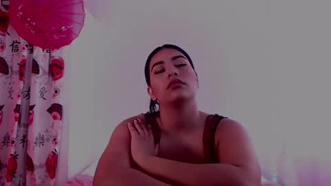 Mia online show from December 2, 2:25 pm