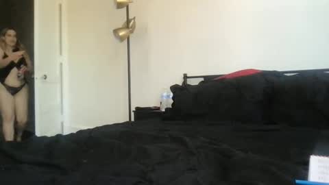 Mia Moji online show from June 3, 2:33 pm