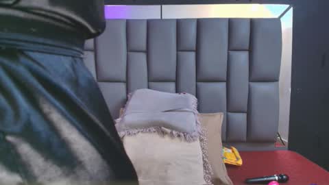 Mia online show from November 5, 12:07 pm