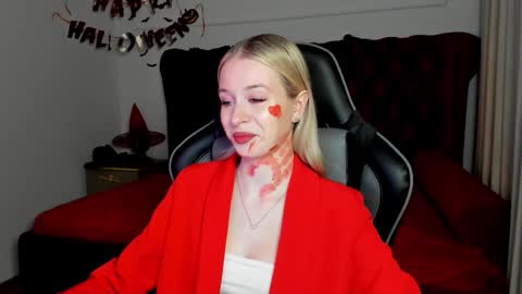 Mia online show from October 31, 6:41 pm