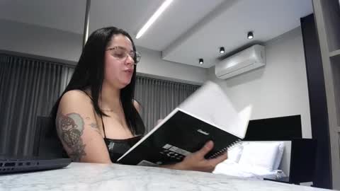 Ms Mia  Owner Of  Your Mind online show from February 2, 3:43 am