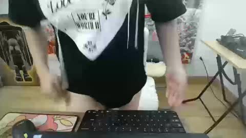 Mia online show from December 17, 1:07 pm