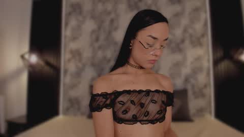 Mia Larouse online show from February 18, 8:30 pm