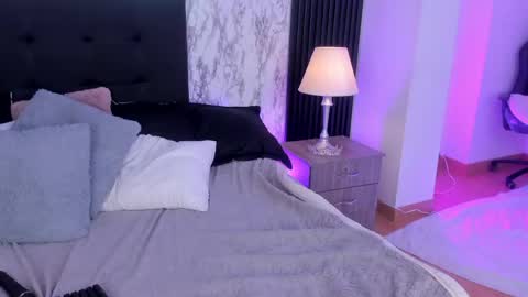 Mia   -5 7001400 Follow  online show from April 24, 6:43 pm