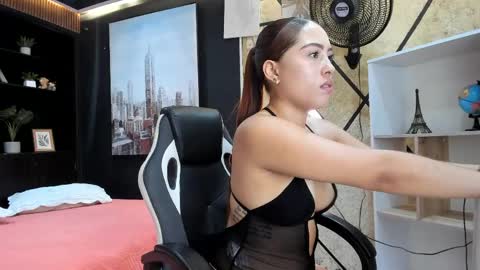 Mia online show from May 28, 8:40 pm