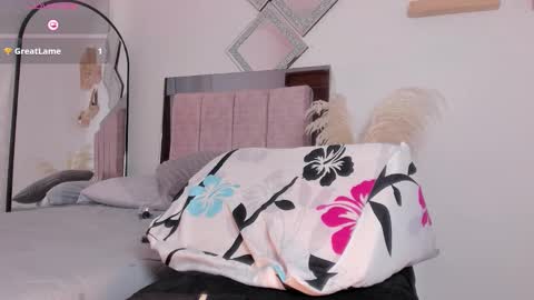 miapearls_ online show from November 27, 5:26 am