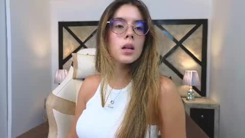 Mia online show from June 16, 9:30 pm