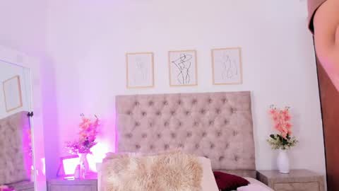 Miavenuss 1 online show from April 20, 10:35 pm