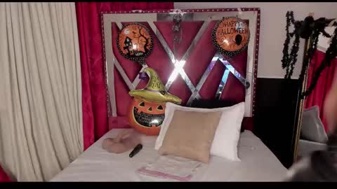 Snapshot of micaelahott_ chatting on October 21, 4:28 am micaelahott_ online show from October 21, 4:28 am