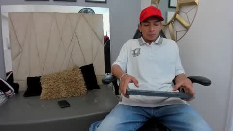 Snapshot of mickey_beasley chatting on September 21, 7:18 pm mickey online show from September 21, 7:18 pm