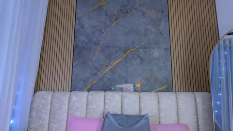 miia scoott  online show from April 21, 12:01 pm