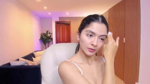 Mia online show from December 1, 11:08 am