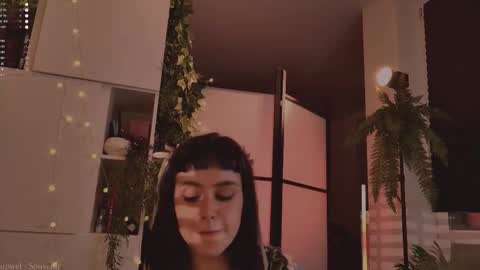 mika_moon_ online show from November 10, 5:59 pm