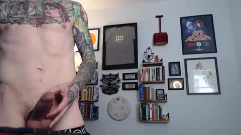 MikahisHung online show from October 12, 5:15 pm