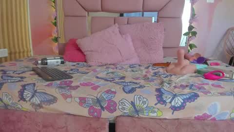 mila_grace_ online show from April 22, 6:59 pm