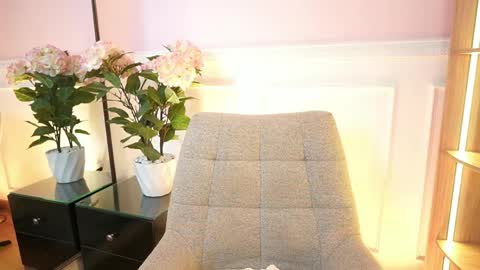 milacrave online show from April 21, 11:39 am