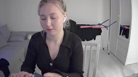 Milena new nonude shy blonde natural online show from May 9, 6:58 pm