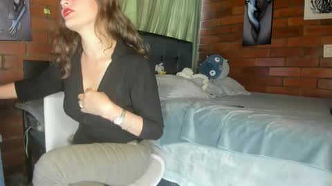 Snapshot of milf_darling chatting on March 7, 9:38 pm Victoria  online show from March 7, 9:38 pm