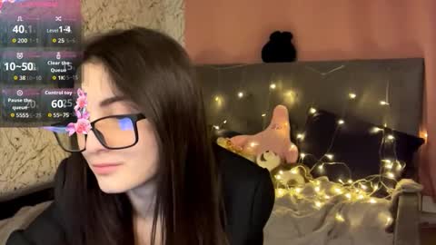 milinanoir online show from March 12, 7:50 pm