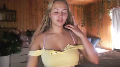 milk_bunny_ online show from June 22, 11:50 am