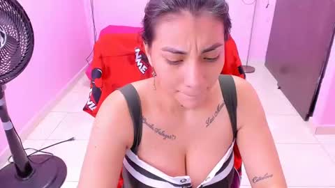 Snapshot of milky__boobs69 chatting on December 30, 12:42 pm vale online show from December 30, 12:42 pm