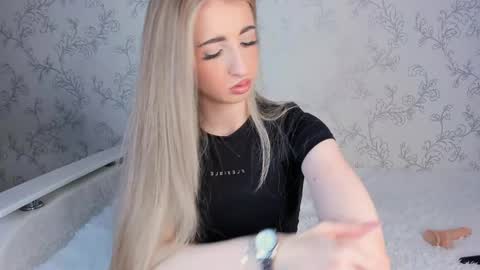 Snapshot of milky_waybaby chatting on January 23, 8:36 am Vivian online show from January 23, 8:36 am