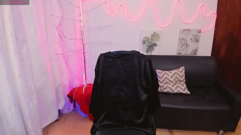 millysandlerr online show from May 22, 5:20 pm