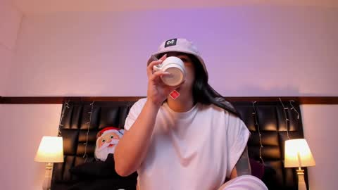 Milu Wallace  online show from December 7, 6:48 am