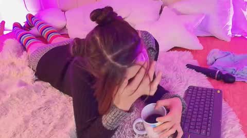 Snapshot of milyrouse___ chatting on February 27, 6:46 am Milly  online show from February 27, 6:46 am