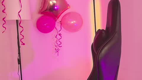 Snapshot of milyrouse___ chatting on February 11, 3:40 am Milly  online show from February 11, 3:40 am