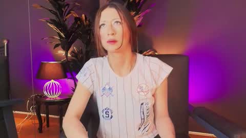Snapshot of milyrouse___ chatting on March 7, 4:12 am Milly  online show from March 7, 4:12 am