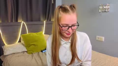 Snapshot of mireillelablue chatting on October 20, 9:20 pm Lina online show from October 20, 9:20 pm