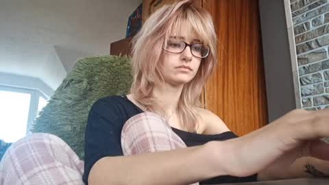 Molly online show from April 8, 1:03 pm