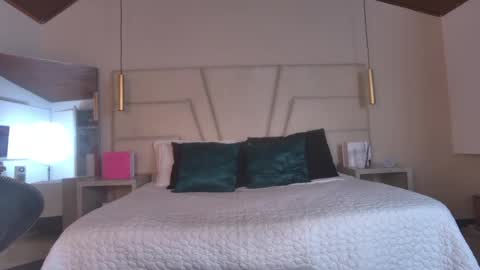 miss__ary_ online show from May 22, 12:12 pm