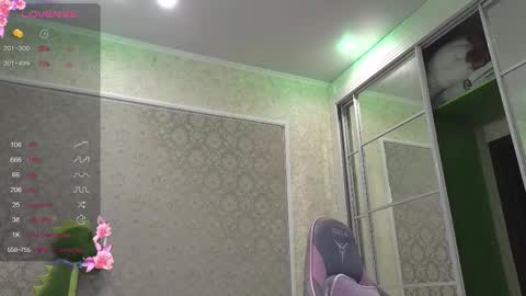 Snapshot of miss_divora chatting on October 5, 7:43 pm miss_divora online show from October 5, 7:43 pm