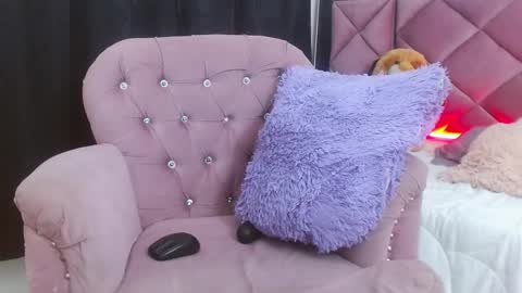 Snapshot of miss_issaa chatting on September 27, 10:18 pm Isabella online show from September 27, 10:18 pm