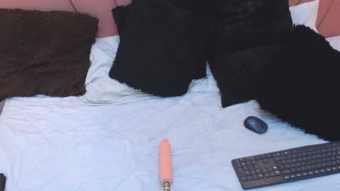 mia online show from December 4, 11:21 am