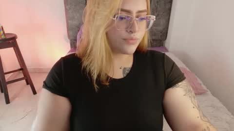 missevans_ online show from April 1, 3:09 pm