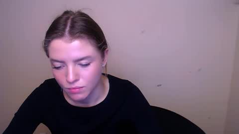 Snapshot of missoliviaa_ chatting on February 12, 2:21 pm Olivia online show from February 12, 2:21 pm