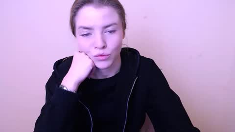 Snapshot of missoliviaa_ chatting on January 16, 8:22 am Olivia online show from January 16, 8:22 am