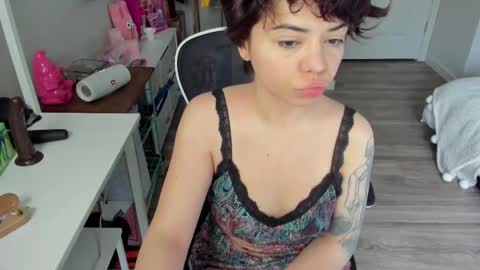 V Nessa online show from November 23, 8:18 pm