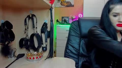 Snapshot of mistress_kristi chatting on October 20, 7:08 pm Mistress Kristi online show from October 20, 7:08 pm
