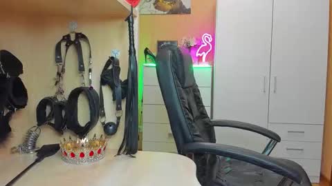 Snapshot of mistress_kristi chatting on October 9, 7:52 pm Mistress Kristi online show from October 9, 7:52 pm