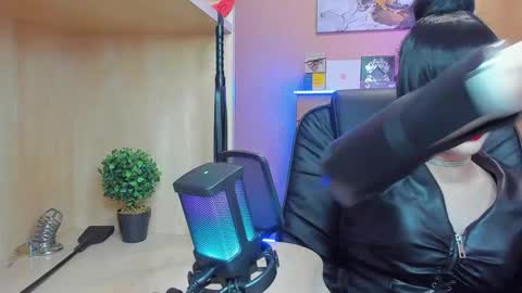 Snapshot of mistress_kristi chatting on February 21, 8:38 pm Mistress Kristi online show from February 21, 8:38 pm