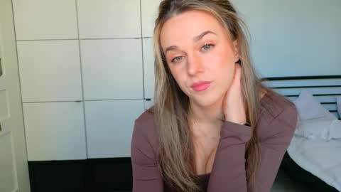 mmminnie online show from April 22, 10:11 am