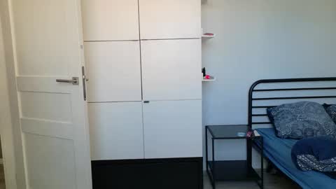 mmminnie online show from April 9, 9:15 am